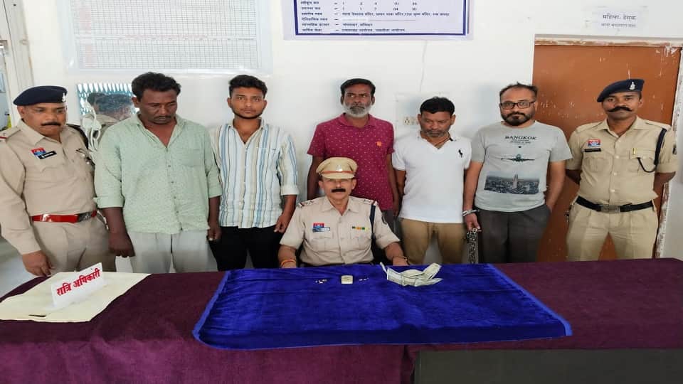 पुलिस की गिरफ्त में आरोपी