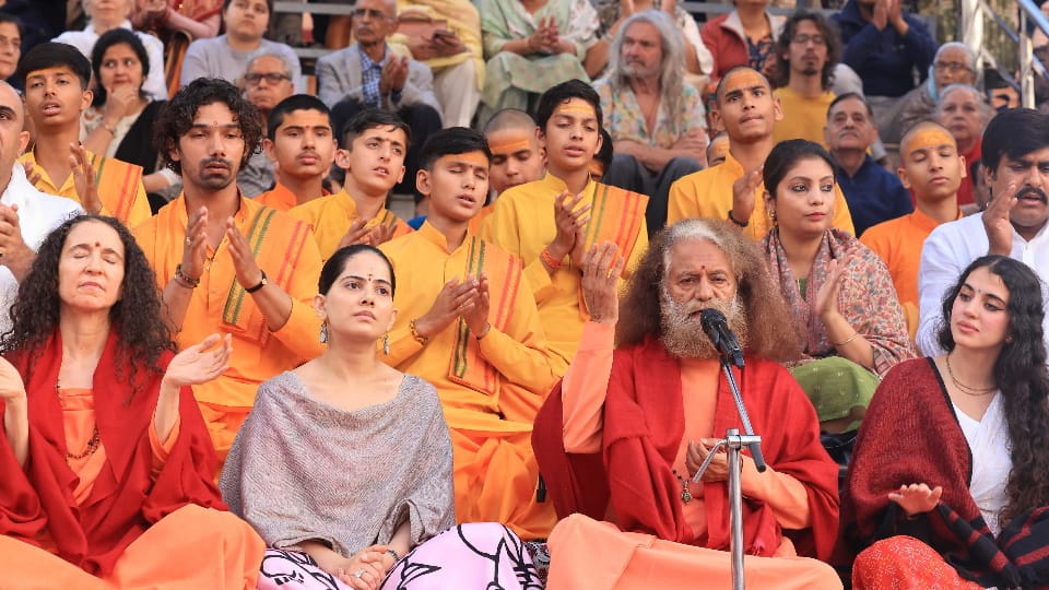 Rishikesh News young Katha Vachak Jaya Kishori reached parmarth niketan and doing ganga aarti