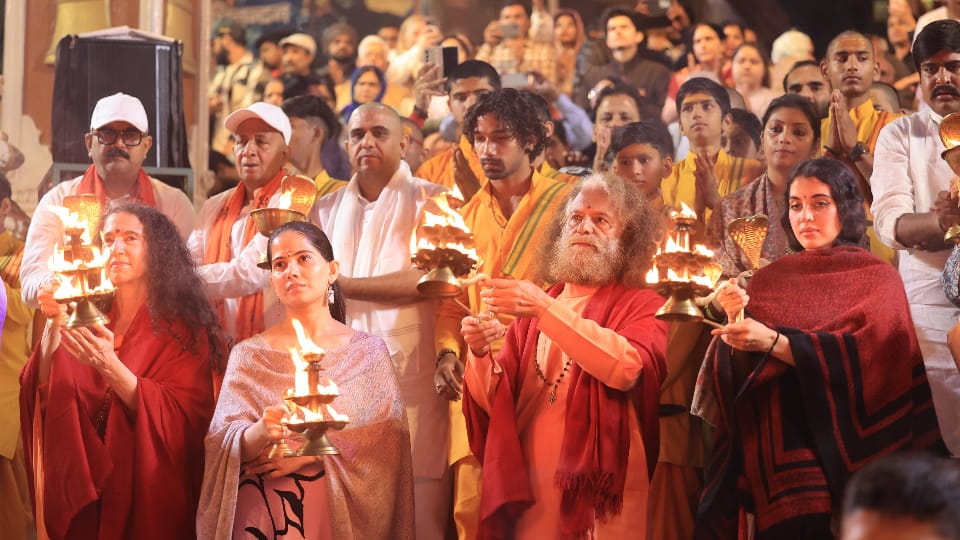 Rishikesh News young Katha Vachak Jaya Kishori reached parmarth niketan and doing ganga aarti