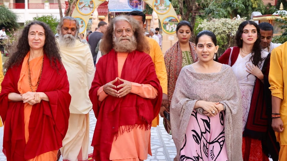 Rishikesh News young Katha Vachak Jaya Kishori reached parmarth niketan and doing ganga aarti