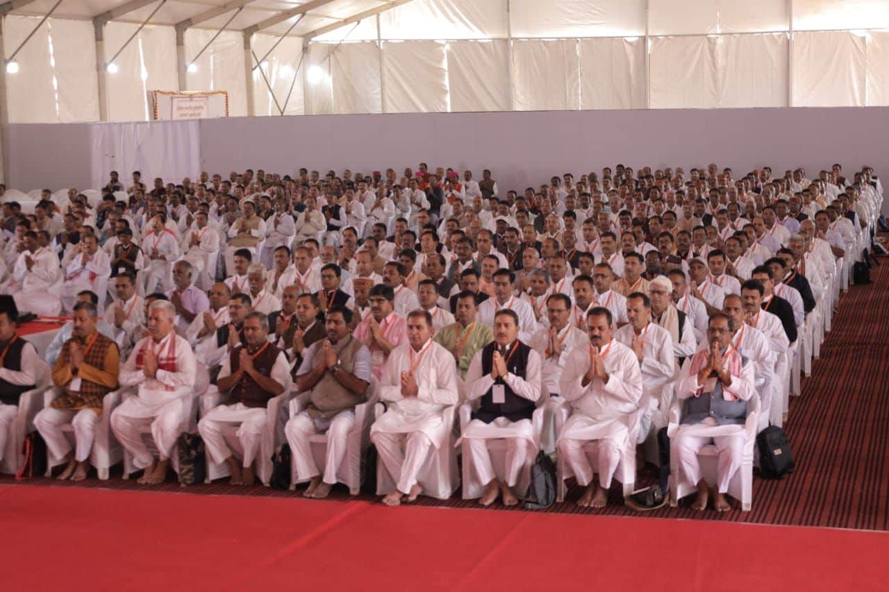 MP News: RSS chief Bhagwat said in Vidya Bharti's training camp - Humane policy will have to be made for techn
