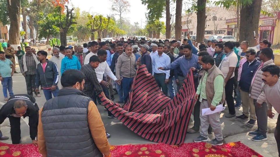 Protest of security personnel in Pantnagar University regarding demands