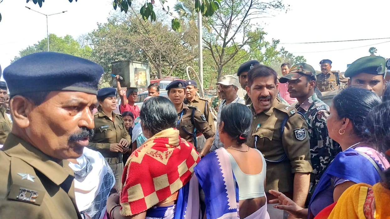 Patna News: Fierce protest by MDM cook sisters, police closed main gate of protest site; atmosphere heated