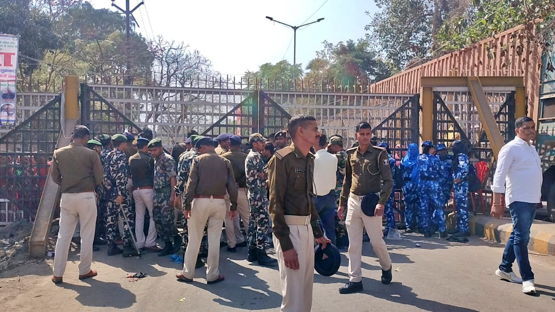 Patna News: Fierce protest by MDM cook sisters, police closed main gate of protest site; atmosphere heated