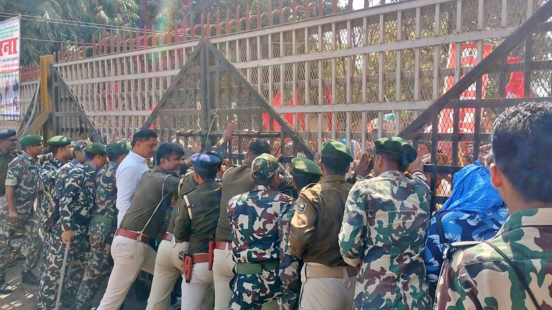 Patna News: Fierce protest by MDM cook sisters, police closed main gate of protest site; atmosphere heated
