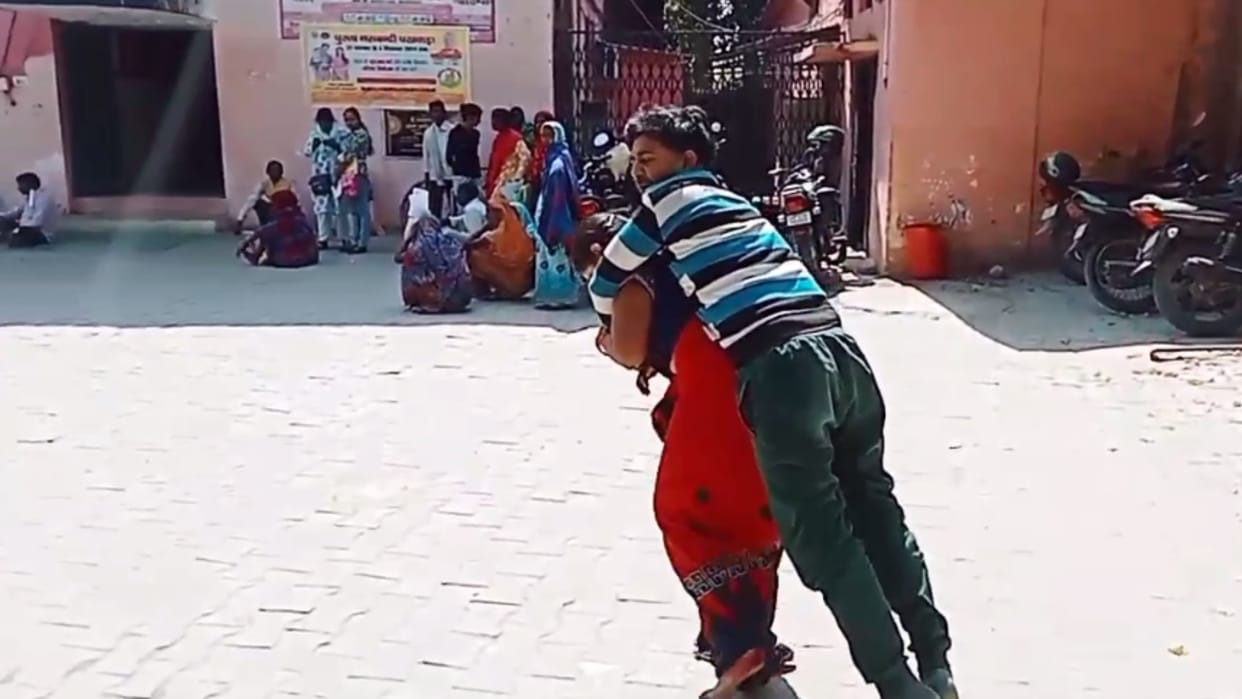 Raebareli: Woman carried disabled husband on her back to get certificate made
