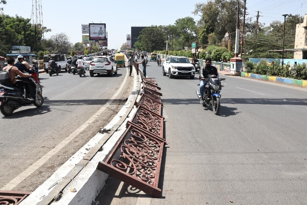 Indore: Sharp railing installed on 60 year old bridge, now corporation is removing it if there is protest
