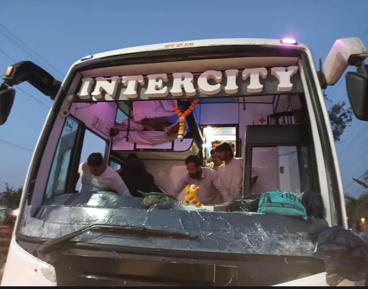 Indore: Stone pelting on bus coming from Rewa to Indore, passenger from Indore died in the bus.