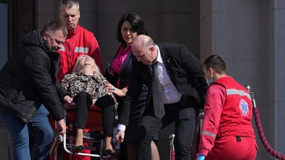 Serbia Parliament smoke bombs flares thrown lawmakers injured casualties news updates in hindi