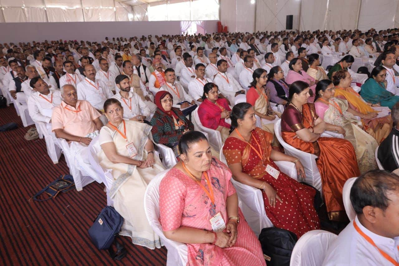 MP News: RSS chief Bhagwat said in Vidya Bharti's training camp - Humane policy will have to be made for techn