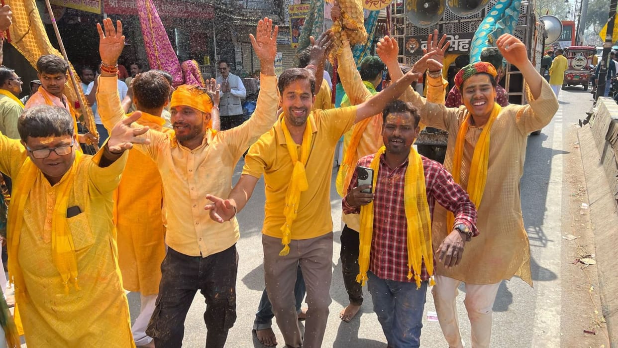 Gulaal flew in Holi in Shyam ji temple Devotees danced in Shri Shyam Nishanotsav program