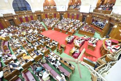 विधानपरिषद में सपा का वॉकआउट।