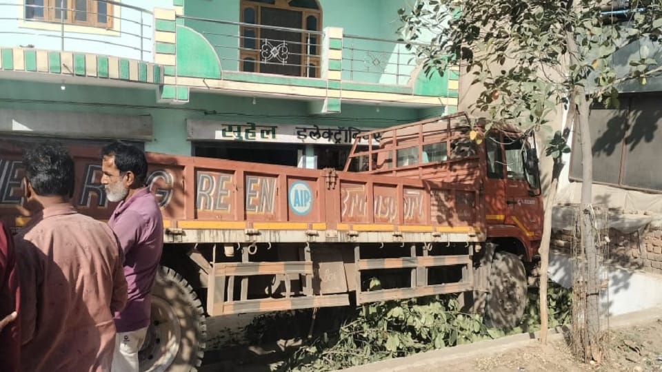 An uncontrolled truck entered the market, a minor died in the accident