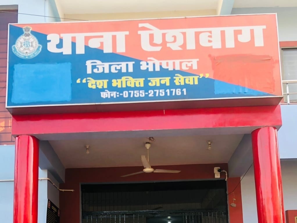 Four policemen including Aishbagh TI suspended on charges of colluding with mastermind of a fraud of one crore