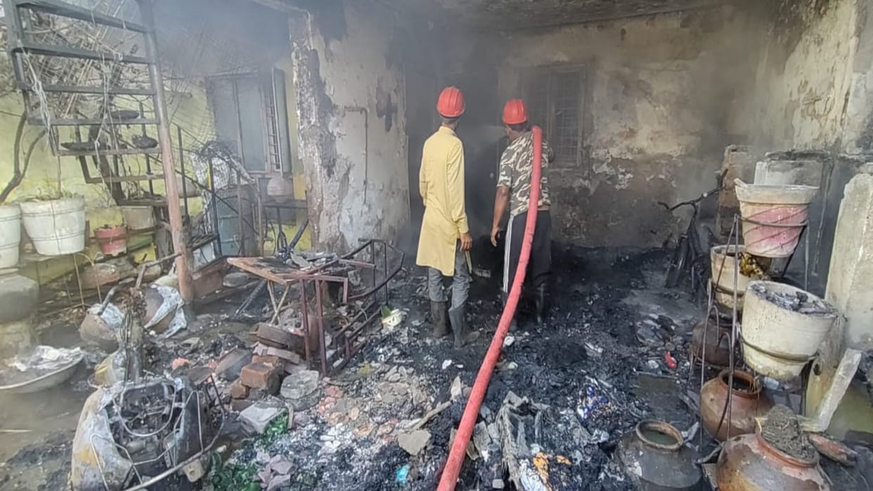 Bhopal News: Fire broke out in the house due to spark from the stove, all the belongings burnt to ashes