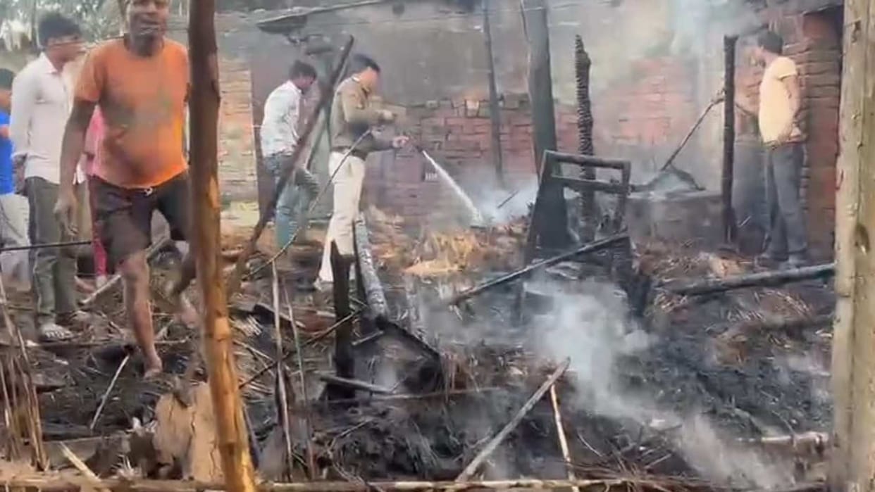 Bihar News : A child died due to burn injuries in fire in house Bettiah Bihar Police