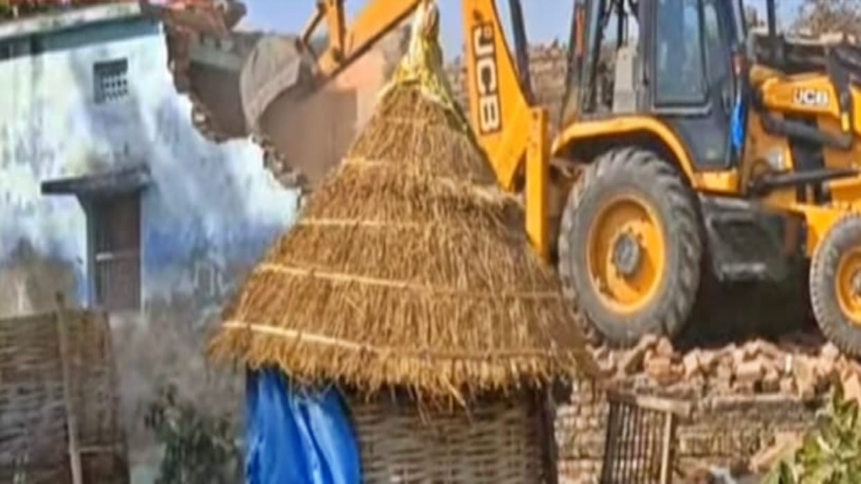 Bihar News: Bulldozer runs on illegal construction in Siwan, administration confiscated government land