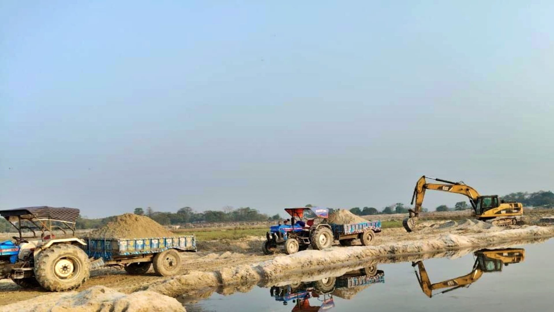 Bihar News: Major action on illegal sand mining in Kishanganj, six tractors and one JCB seized from Retua Ghat