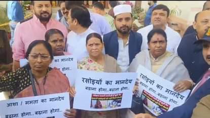 विधान परिषद परिसर में प्रदर्शन करतीं पूर्व सीएम राबड़ी देवी।