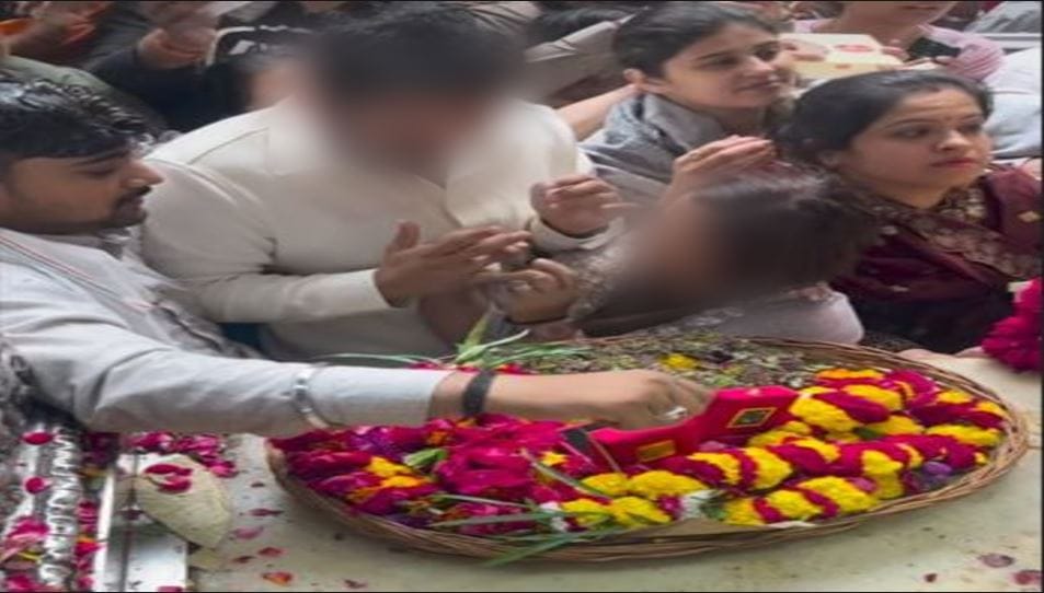 couple ring ceremony organise in Banke Bihari temple