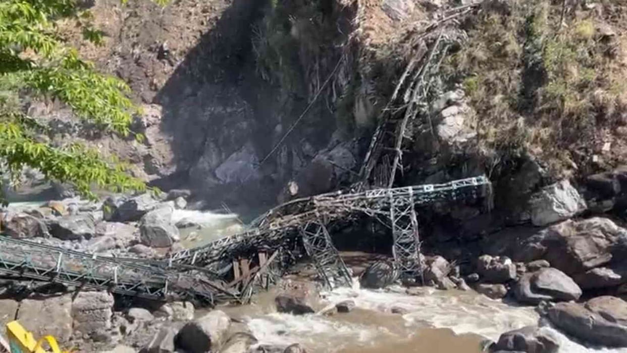 Hill collapsed in Govindghat Chamoli bridge connecting Hemkund Sahib got damaged Uttarakhand News in hindi