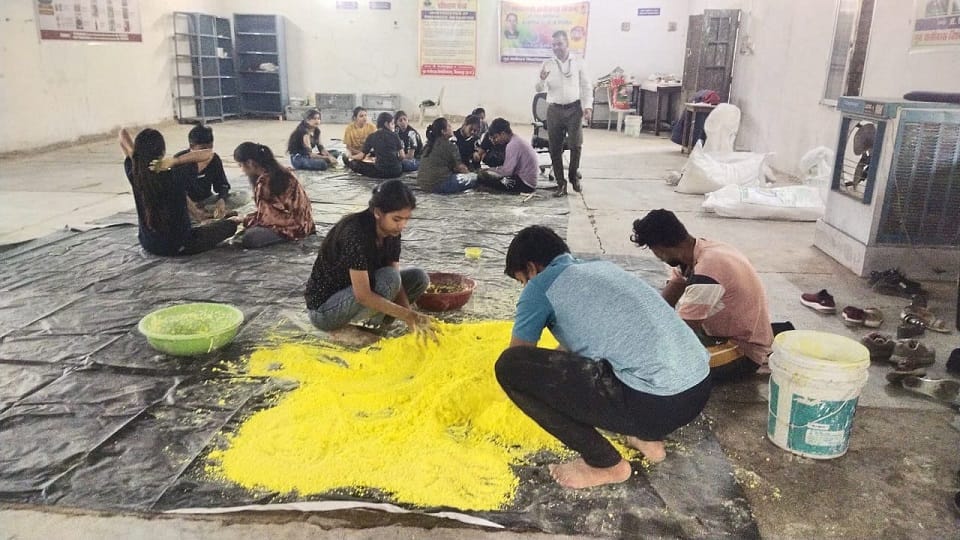 Students of Guru Ghasidas University made herbal gulal earning huge profits at low cost in Bilaspur