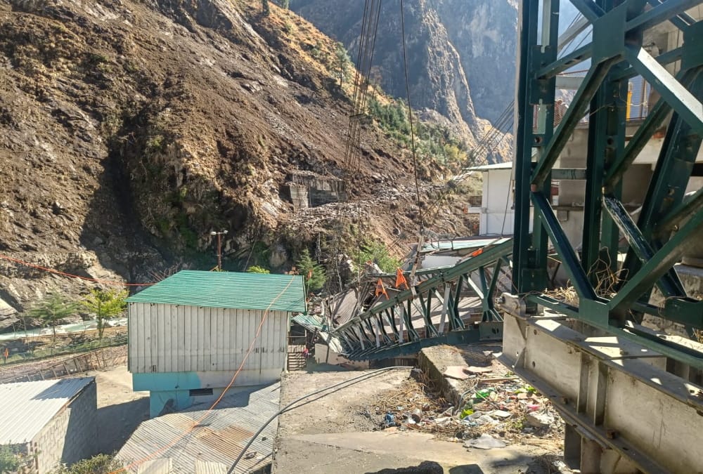 Chamoli News Motor bridge Connecting Hemkund sahib built in Govindghat collapsed due to rock fall one dead