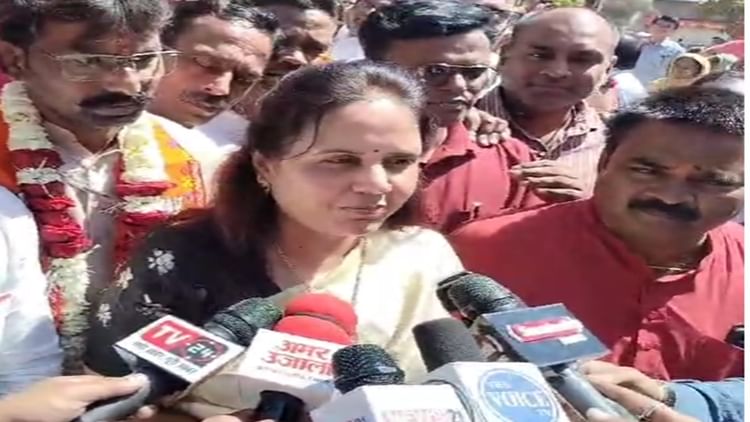 Raipur News: रायपुरा में मेयर मीनल चौबे को लड्डू से तौलकर कार्यकर्ताओं ने किया सम्मान
