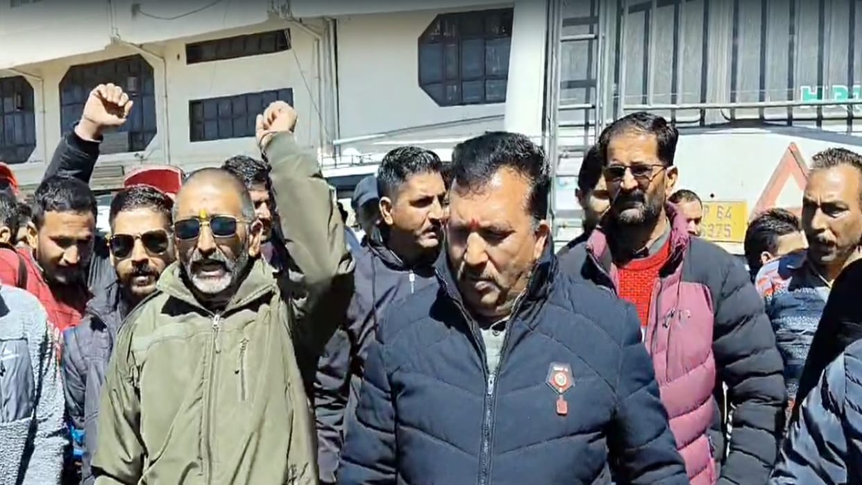 HRTC employees demonstrated at Shimla bus station