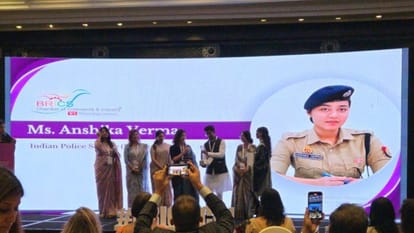 IPS Anshika Verma received the Women Icon Award
