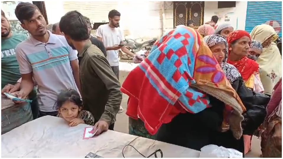 Consumers are scanning under blankets in Jodhpur to get ration