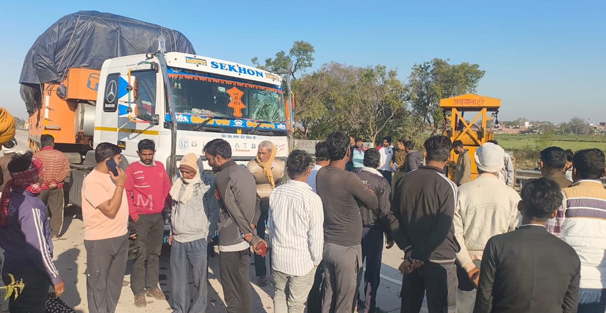 Kannauj Accident Truck hits roller accident happened while saving bike riders father brother sister injured