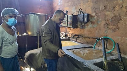 Food and security department seized Adarsh Namkeen factory in Khurja