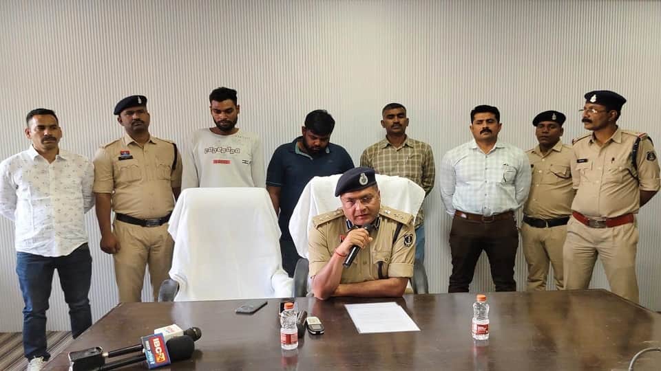 पुलिस की गिरफ्त में आरोपी