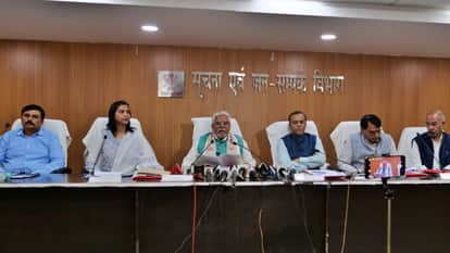 प्रेस वार्ता के दौरान सहकारिता मंत्री प्रेम कुमार तथा अन्य