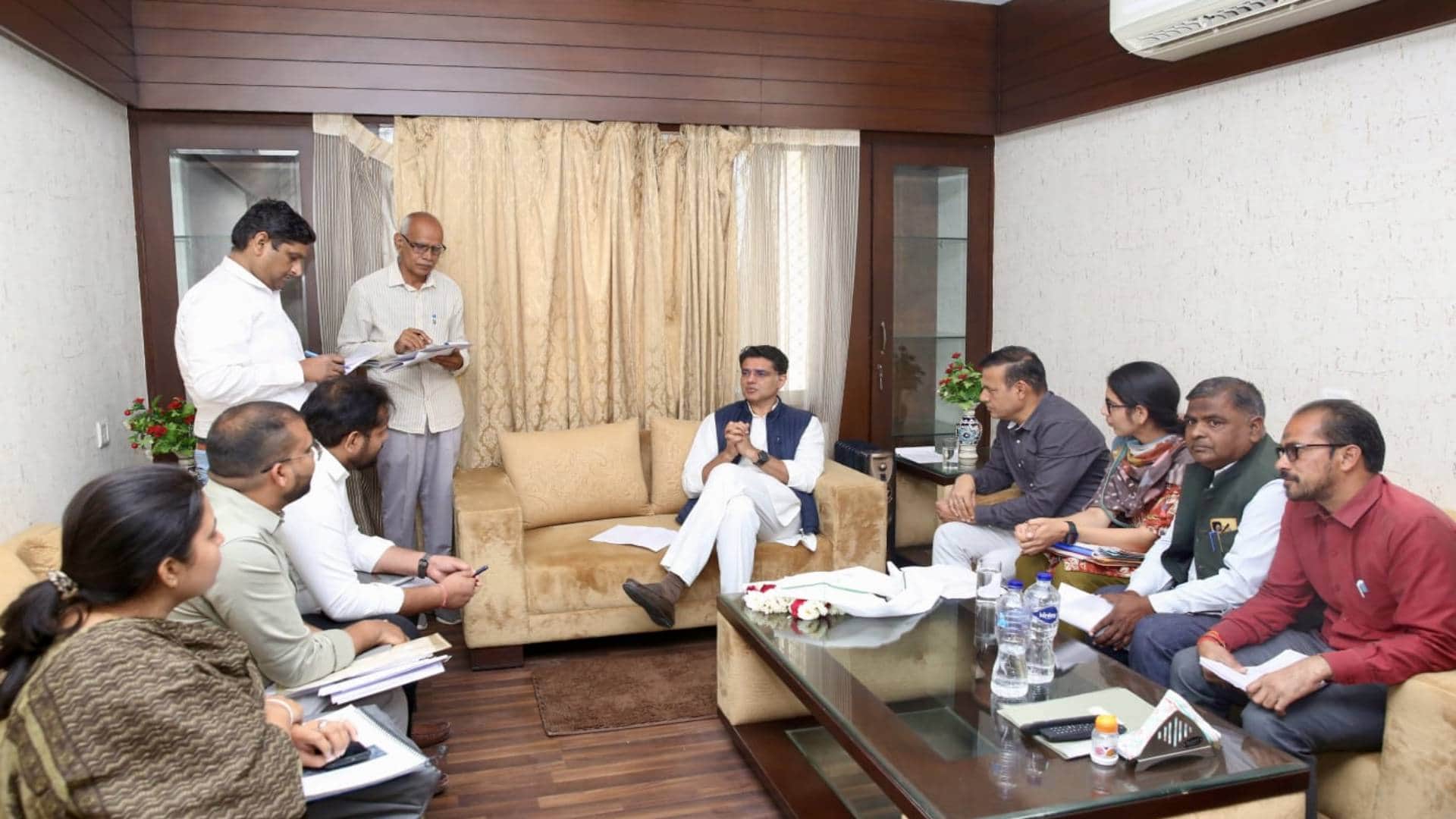 सचिन पायलट सहित अन्य लोग