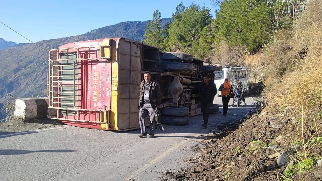 A private bus overturned in the middle of the road Bhanjradu chamba after going out of control, narrowly escap
