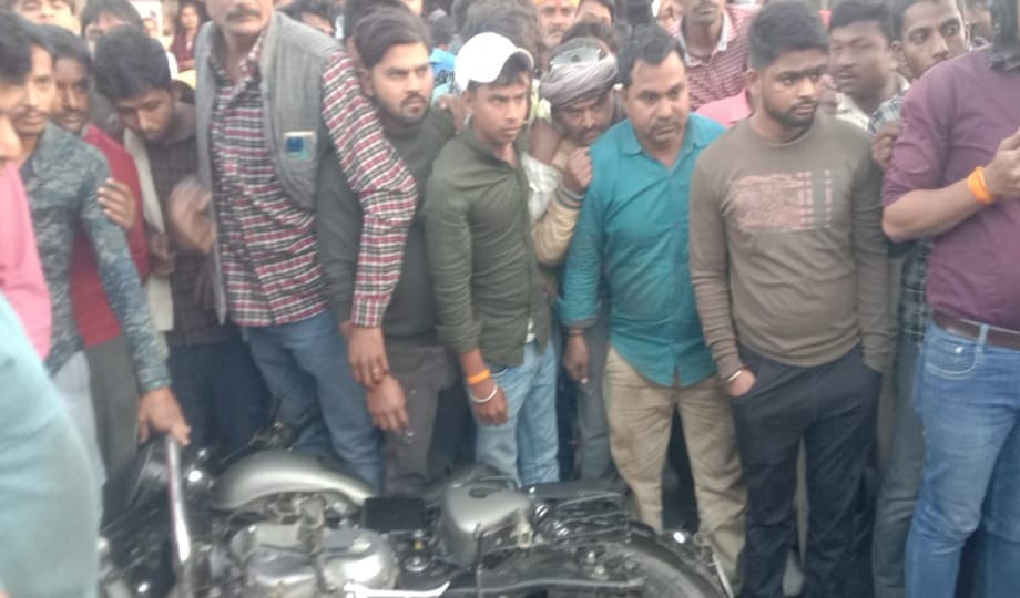 Two people including a bike rider died after being hit by a dumper in Prayagraj, he was posted in Fatehpur