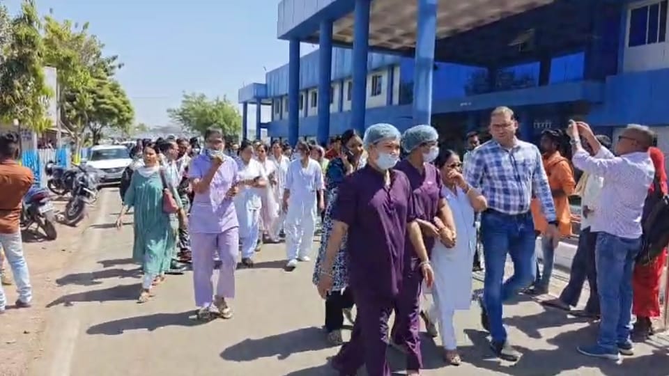 Protest against civil surgeon doctors nurses allege harassment complain to collector in Janjgir Champa