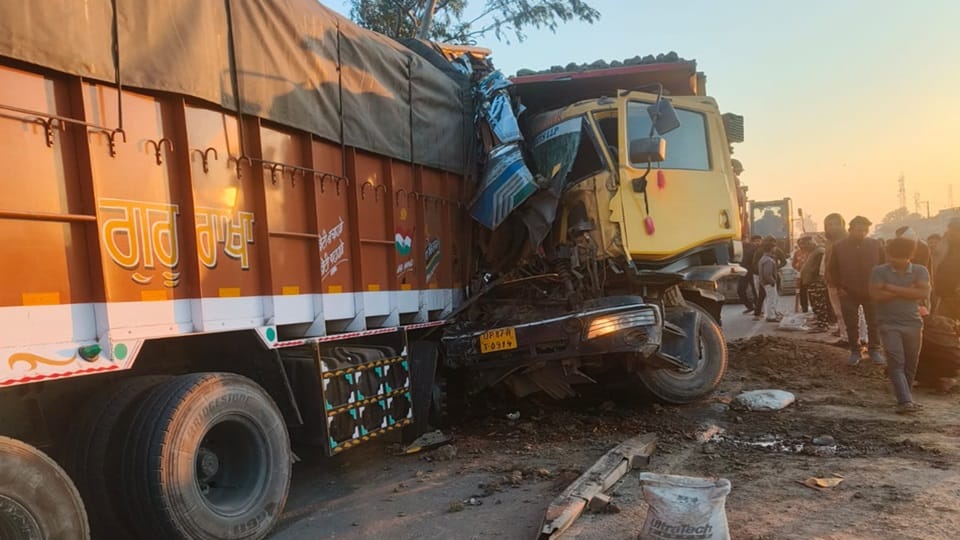 On Kasganj Road, Sikandrarao Truck-dumper collision