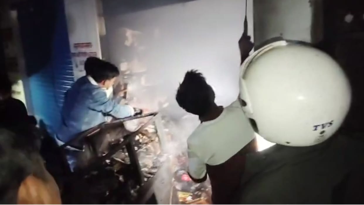 fire broke out in shop due to short circuit in jaunpur