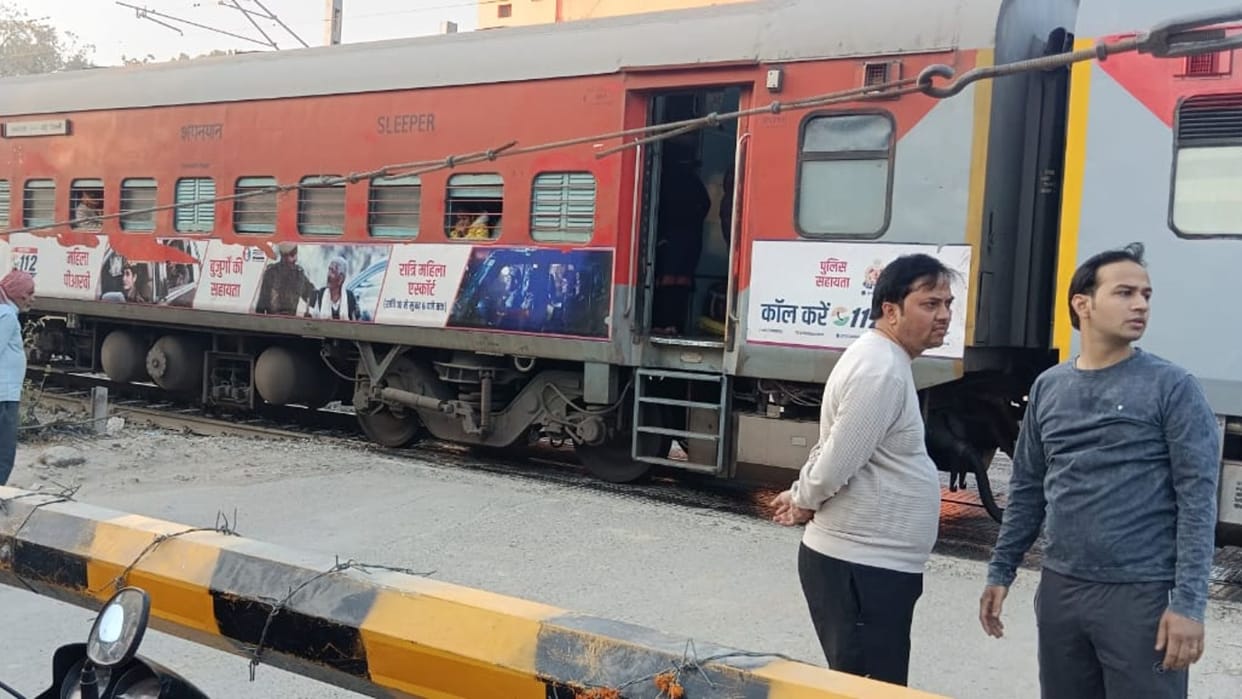 error of anarchists in the train, they pull the chain as soon as the train moves forward causing a delay of t
