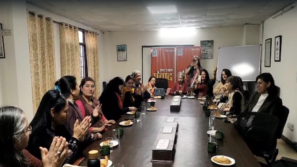 Amar Ujala samvad karyakram held in Shimla, folk singers Sarla Dangi and Roshni Sharma enthralled the audience