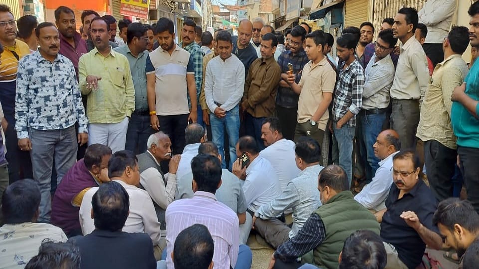 traders protested against the team that went to remove the encroachment
