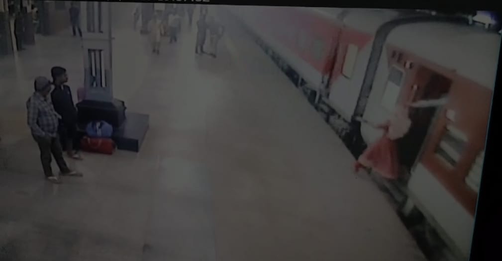 Bhopal: A woman was getting off a moving train, an RPF jawan saved the woman's life, the video of the incident