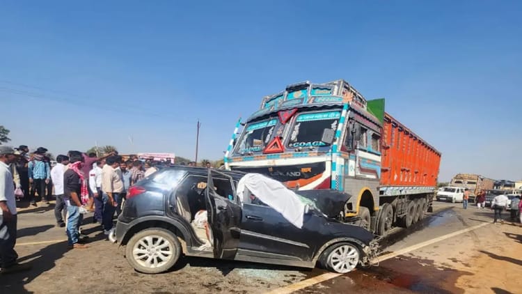 Raipur Road Accident News: रायपुर में भीषण सड़क हादसा; ट्रक और कार में आमने-सामने जोरदार टक्कर, पांच की मौत