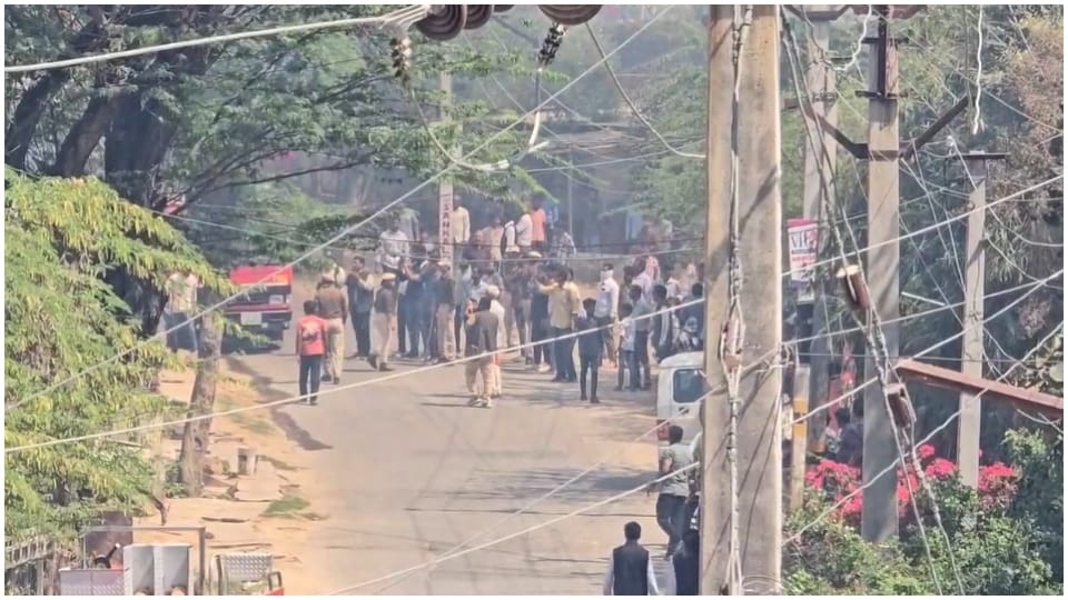 Rajasthan News: Fire broke out on hills of Udaipur people evacuated from their homes
