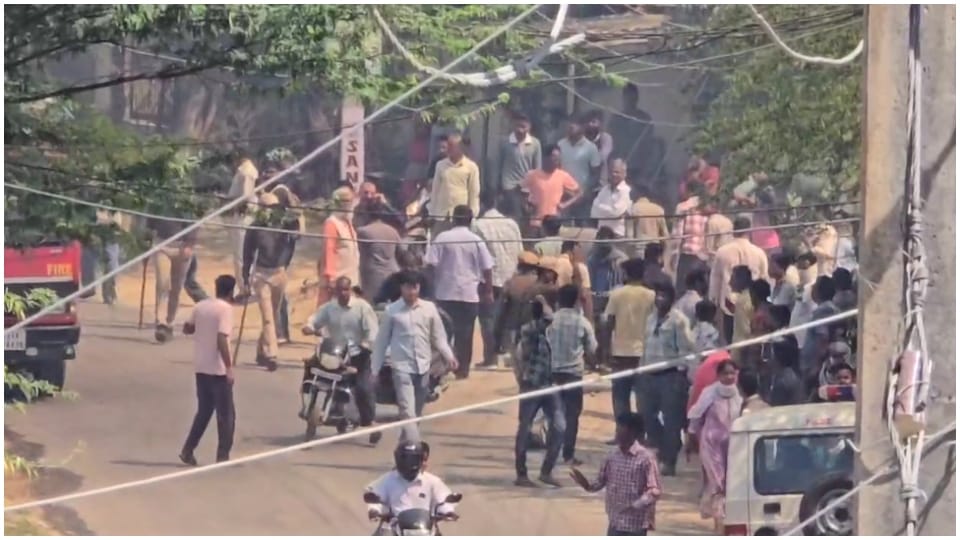 Rajasthan News: Fire broke out on hills of Udaipur people evacuated from their homes
