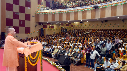 CM Yogi gave toolkit to 2100 ODOP trainees of Gorakhpur-Basti division, loan of Rs 100 crore to 2500 youth.