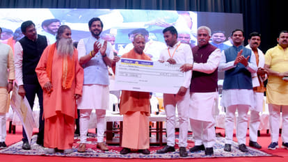 CM Yogi gave toolkit to 2100 ODOP trainees of Gorakhpur-Basti division, loan of Rs 100 crore to 2500 youth.